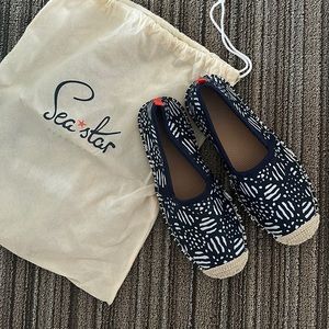 Seastar beach water sandals navy and white US 8 LIKE NEW